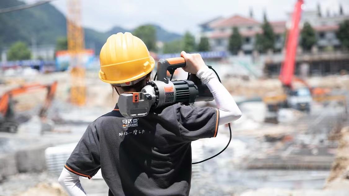 马达京科技：酷暑下的守护者，为建筑施工带来清凉